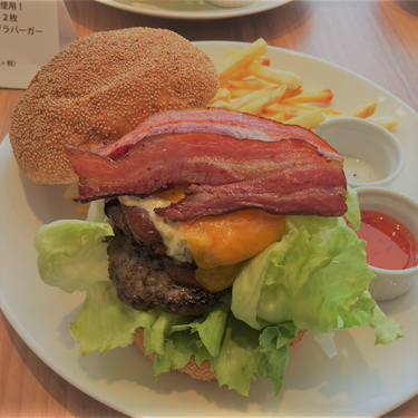 黒毛和牛のボリュームハンバーガーが約1,000円！成城石井の「グローサラント」に潜入