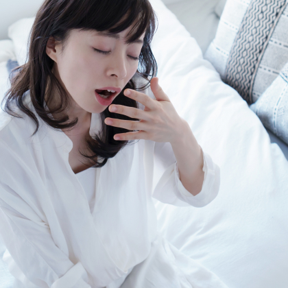 朝起きるのがツライ…原因はスマホ夜更かし!? 働く女性の睡眠問題