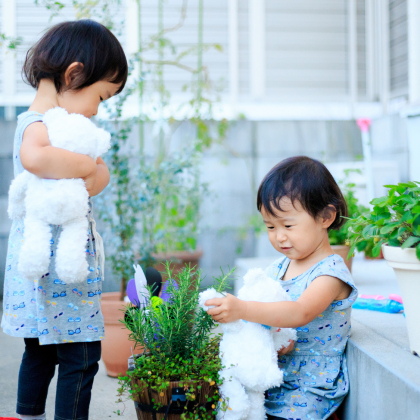 お揃いor色違い…？実はとっても悩ましい「双子ファッション」問題【続・双子ちゃんがやって来た vol.7】