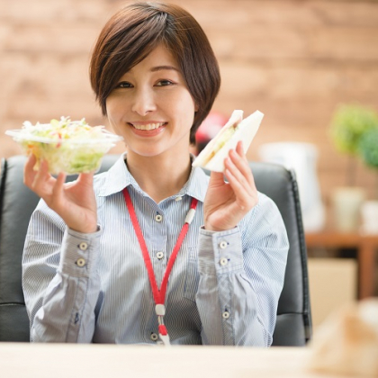 究極はサラダチキン×キャベツ!? 女性250名に聞いた「お気に入りコンビニランチ組み合わせ」