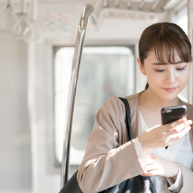 通勤電車で何してる？5位読書、3位居眠り…「働く女性の通勤電車内での過ごし方」第1位は