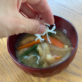 味噌汁に入れるだけ！「糸寒天」を子どものお腹対策で使ってみたら…【kufura編集部日誌】