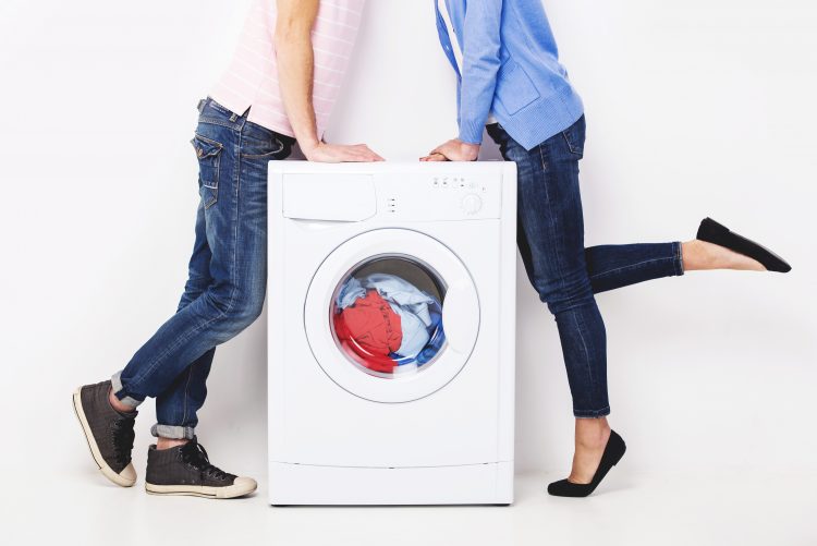 バトルの原因！「夫婦で相容れない洗濯習慣」靴下の干し方から洗濯頻度まで…プチストレスが勢揃い