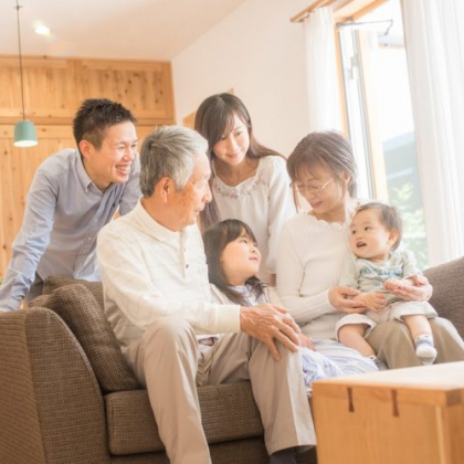 多い？少ない？年末年始、親から子への支出の平均は2万8千円、子から親へは1万5千円