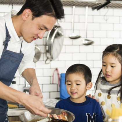 今日のごはんはパパにお任せ！ママも大満足な「子どもが喜ぶパパの得意料理」は？