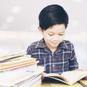 ゲーム三昧でイライラする前に…！国語講師が教える「夏休みに子どもの読書習慣をつける」方法