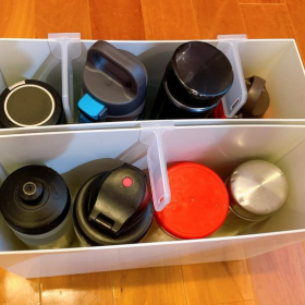 無印ファイルボックス×セリアの仕切り用グッズですっきり水筒収納が実現！【kufura編集部日誌】