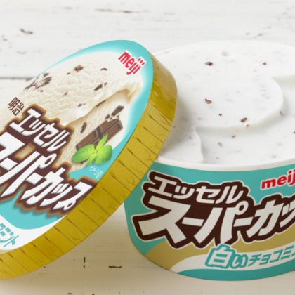 チョコミントなのに白色!? 明治 エッセル スーパーカップから「白いチョコミント」新登場