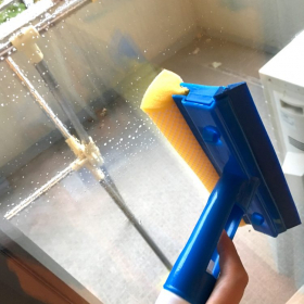 大掃除にあると便利！ダイソーの「3wayガラスワイパー」なら窓拭きがラクに【本日のお気に入り】
