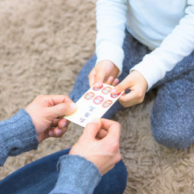 意外と知らないお年玉のマナー！金額の相場やお札の入れ方など、知っておきたい基本を解説【年末年始のマナー】