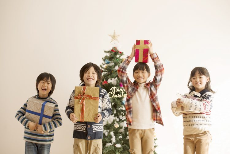 子どもへの「クリスマスプレゼント」どう渡す？盛り上がるプレゼントの渡し方アイディアがズラリ！