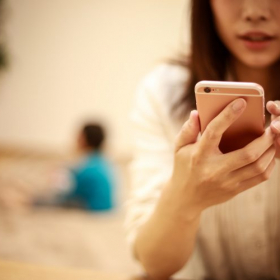 欠席連絡が連絡帳からメールに…「小学校がデジタル化」してよかったこと3つ！小学生ママに聞きました