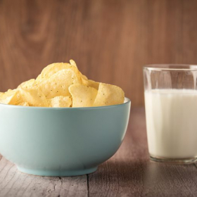 試してみたくなる！牛乳と一緒に食べると最高にマッチする食べ物…意外なお供も登場
