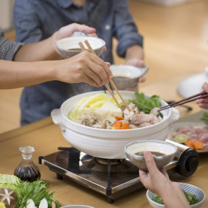 土鍋や電気鍋、コンロの有無…おうちの鍋料理はどんなスタイル？メリット・デメリットも聞いてみました！