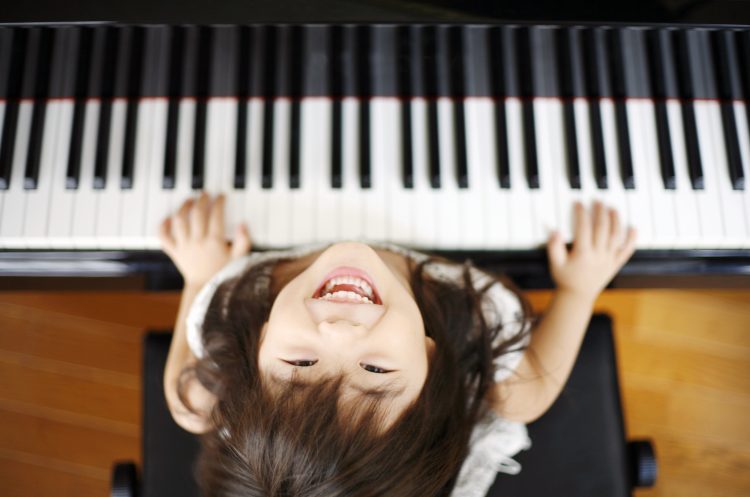 「子どもの成長を実感できた習い事」3位英語、2位ピアノ、1位は？