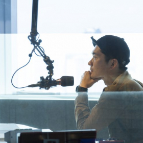 J-WAVEナビゲーター・山中タイキ「人前で話すのが苦手だった」少年が、「伝える」仕事についてみたら…【KURASEEDSをつくる人たち#1】