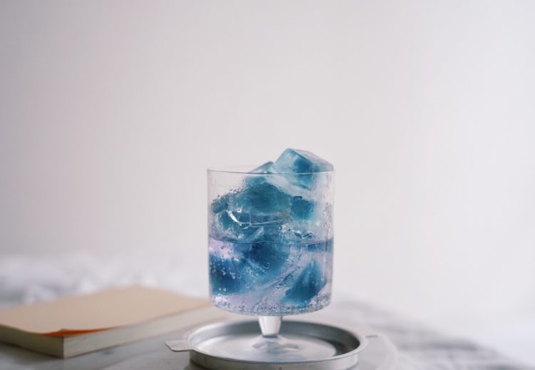 見た目にも涼やかな青い「茶氷」と木村硝子店の「ろーたす10ozゴブレット」でおうちカフェが充実！【本日のお気に入り】