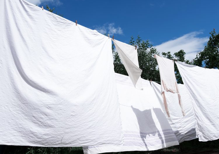 夏場のシーツ、どれくらいの頻度で洗ってる？最も多かった答えは1週間に1度…なぜその洗濯頻度に？