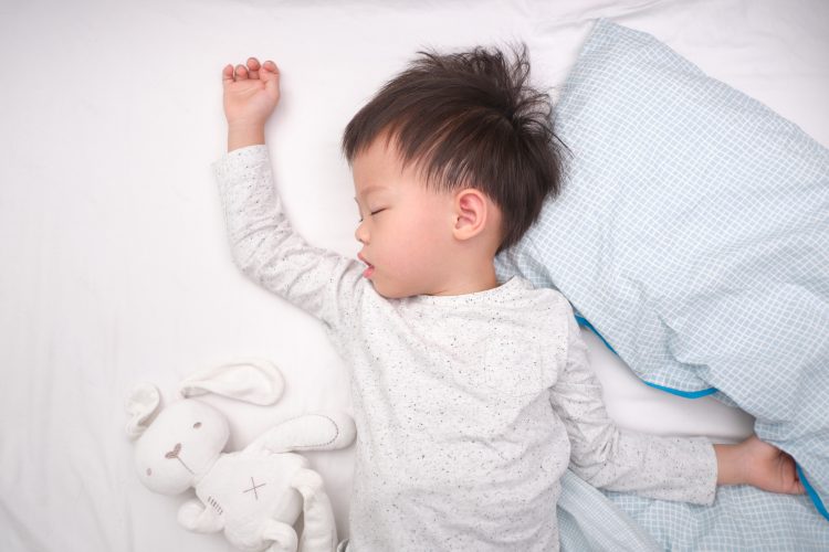 寝苦しい季節の夜…子どもの睡眠を快適にするためのママの工夫