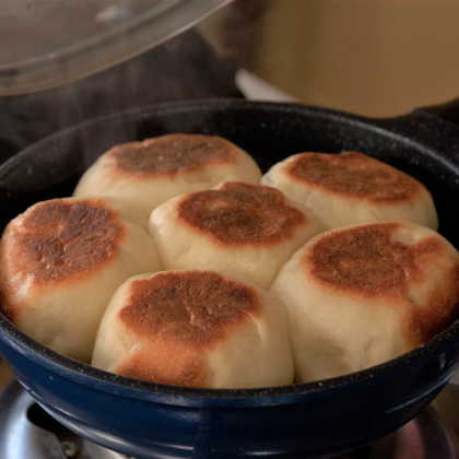 「ポリ袋とフライパンで作るもちふわパン」は完成までたったの55分！【沼津りえの焼きたてパン#1】