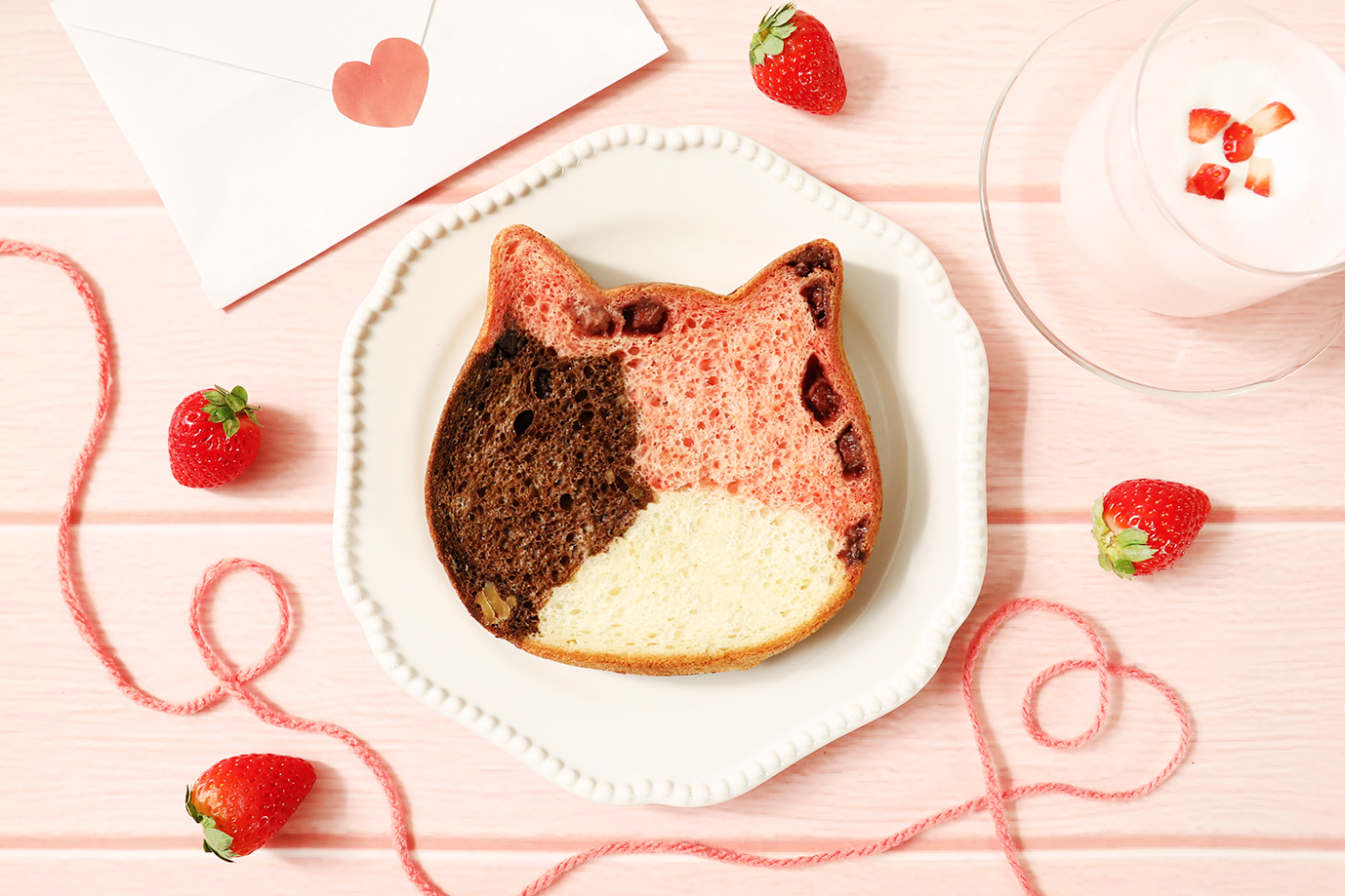 いちごとチョコの「バレンタイン三毛猫」食パンが新登場【ねこねこ食パン】