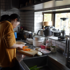 娘（中1）とミートソース作り。その料理姿に、母が思うのは…【お米農家のヨメごはん#71】