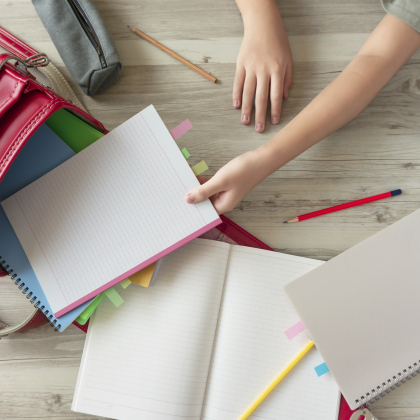 子どもの教科書はすぐ捨てて正解!? 「学年末に捨ててよかったもの、後悔したもの」を調査