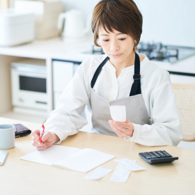 主婦が「減らすようにしている支出」TOP5…やるしかない今、苦肉の策のやりくりアイディアも