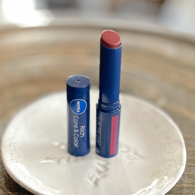 オトナの「ささっと口紅」は「ニベアのボルドー」（605円）が優秀。きちんと発色して潤いたっぷり【本日のお気に入り】