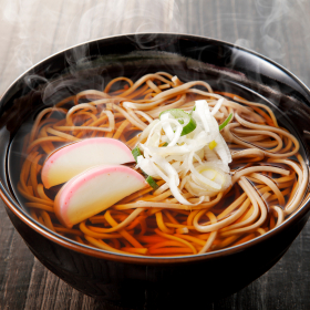 あと1品つけるなら？ 大晦日の定番「年越しそば」に合うおかず…唐揚げ、いなり寿司、栗きんとんも！