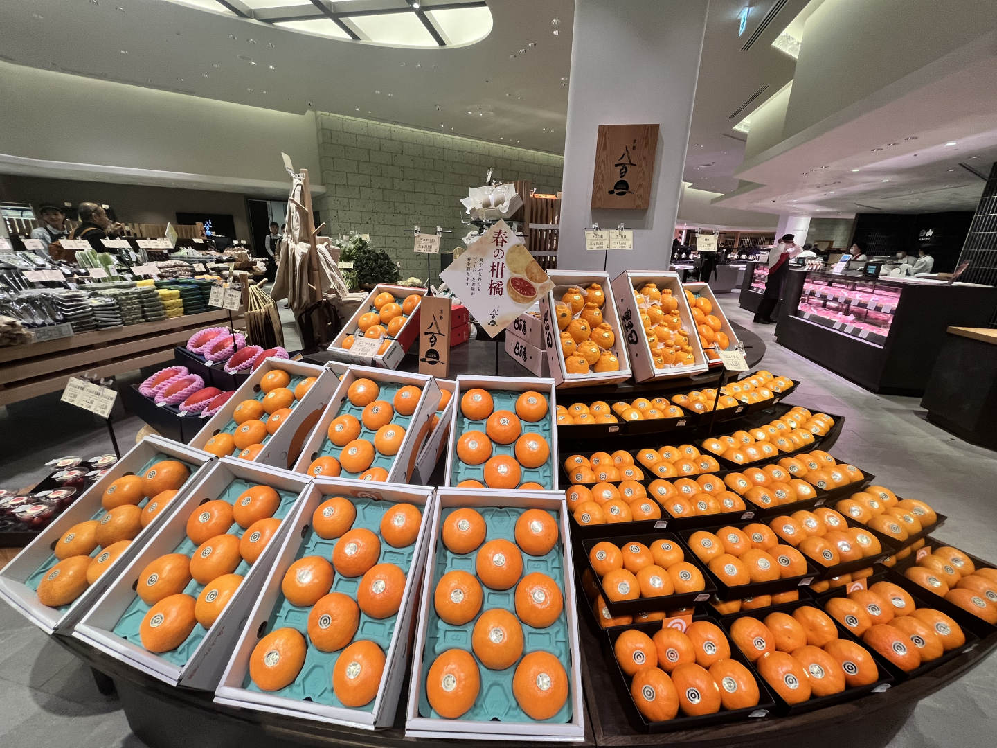 柑橘類が並んだコーナー。佐賀産「にじゅうまる」「デコ百恵」がどんな味なのかは、店舗中央の「お帳場」にいるスタッフに質問を。