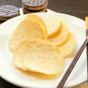 子どもが友達の家に遊びに行くときに、おやつは毎回持たせてる？「おやつ問題」をママ達に調査！