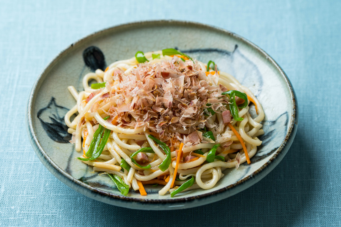 うまみ最強「削り節たっぷり焼きうどん」！ベチャっとしない秘訣も【松田美智子の体よろこぶ夏の麺#2】