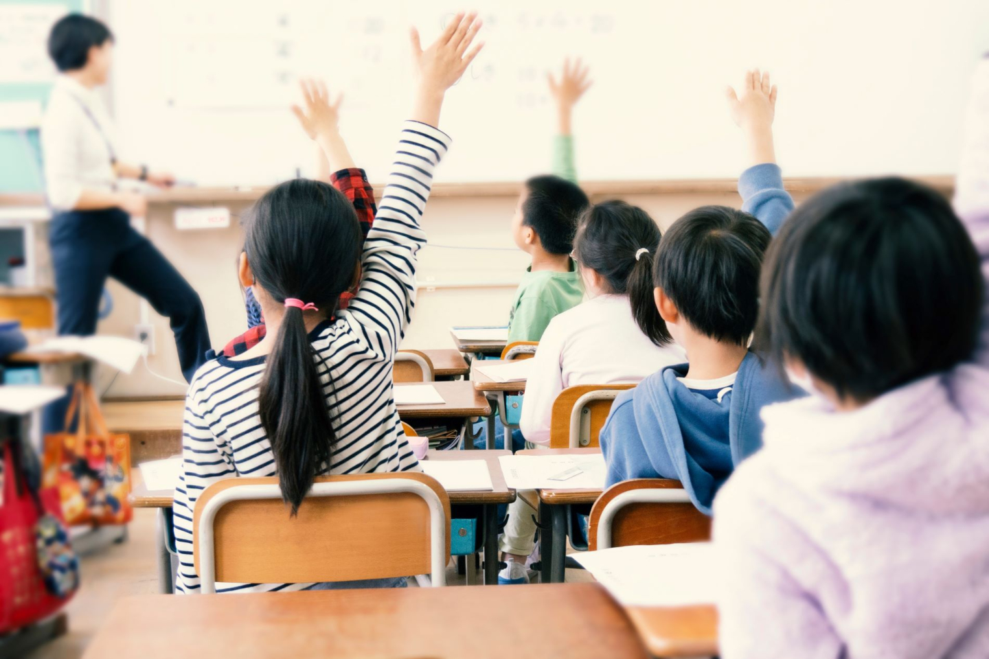 「令和の小学校」ってこうなんだ！冷房完備、水筒持参…昔とは違うと驚いたことを、パパ＆ママに聞いた