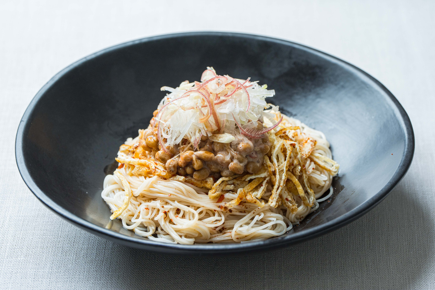 食欲がない日もこれなら！「カリカリ油揚げと梅納豆そうめん」は栄養・コスパ最高です【松田美智子の体よろこぶ夏の麺#5】