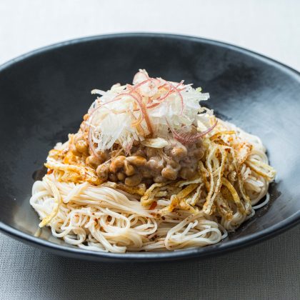 食欲がない日もこれなら！「カリカリ油揚げと梅納豆そうめん」は栄養・コスパ最高です【松田美智子の体よろこぶ夏の麺#5】