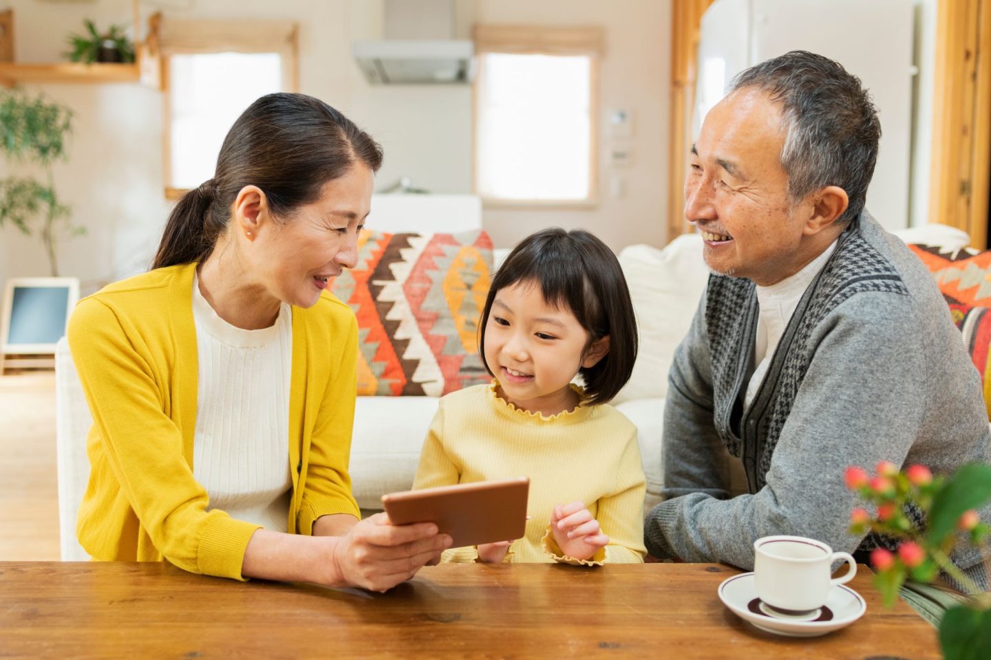 孫のいる女性が「令和の孫育てってこうなんだ！」と感じたこと。叱り方、干渉の加減… アップデートする育児