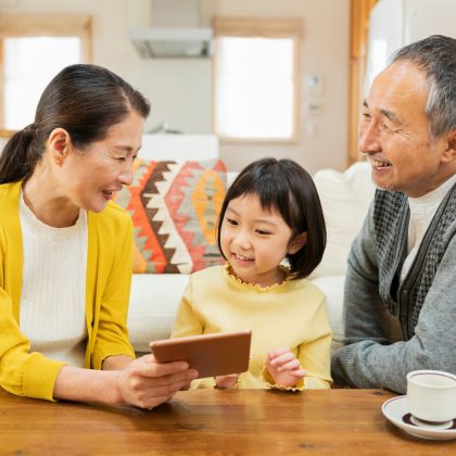 孫のいる女性が「令和の孫育てってこうなんだ！」と感じたこと。叱り方、干渉の加減… アップデートする育児