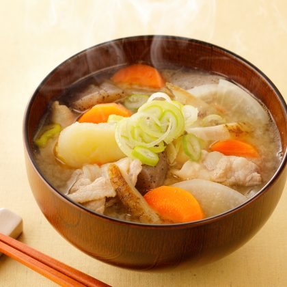 「豚汁に欠かせない具材」をひとつだけ挙げるなら？大根を超えた野菜とは…豚肉以外でランキング！