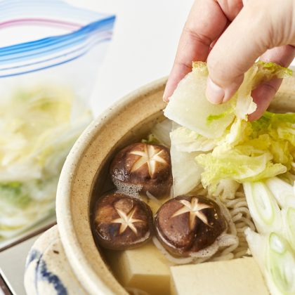 冷凍庫から食材を入れれば鍋料理が完成!? プロが伝授する「白菜、きのこ、お肉の上手な冷凍テクニック」