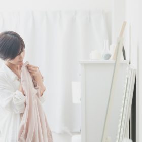 「40代以降、どんな服が似合わなくなったと感じますか？」肌や体型の変化につれて…