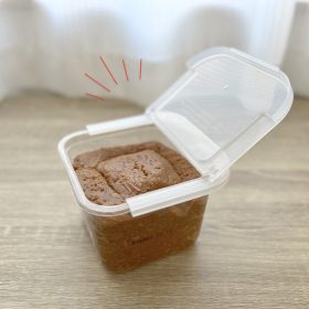 ダイソー「味噌のフタ」は市販の容器にはめるだけ！料理中のフタの開閉がノーストレス【本日のお気に入り】