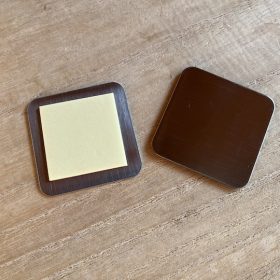 「マグネット、壁にくっつかないんだけど」を解消してくれるダイソーの磁石用ステンレス補助プレートが超便利【本日のお気に入り】