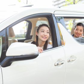 ガソリン代、駐車料金、運転代…知り合いの車に乗せてもらうときの費用負担、みんなはどうしてる？