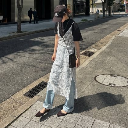 今すぐ着たいオトナの「春ワンピース」 定番の白からレイヤードまで。1枚で印象が変わる