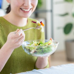 「野菜を最初に食べる＝ベジファースト」って意味がないってほんと？【管理栄養士が教える】「食べる順番」と「健康効果」の最新事情