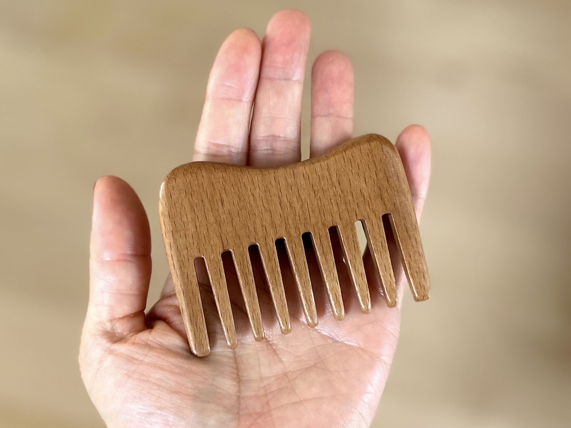 ローソン限定「無印良品」は逸品ぞろい！「頭皮のマッサージもできるブナ材ヘアコーム」で疲れも癒される【本日のお気に入り】