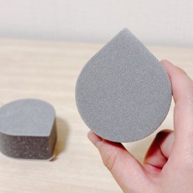 【ニトリのおすすめ】洗面台にペタッ！掃除のハードルがぐんと下がる「貼りつく洗面台スポンジ（シズク）」