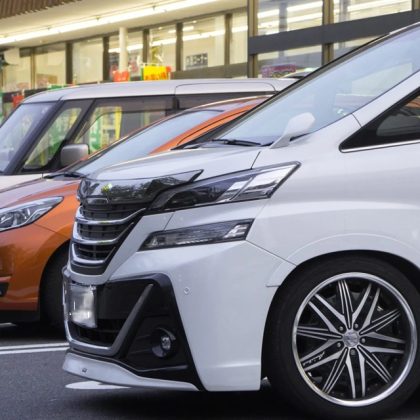 「どうして隣に停めるかなあ!?」スペースがあるのに隣にピタッと駐車する「トナラー」、7割が経験あり