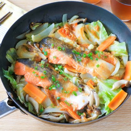 味噌だれでごはんが進む！「鮭のちゃんちゃん焼き」【フライパンでパパッと魚料理＃11】